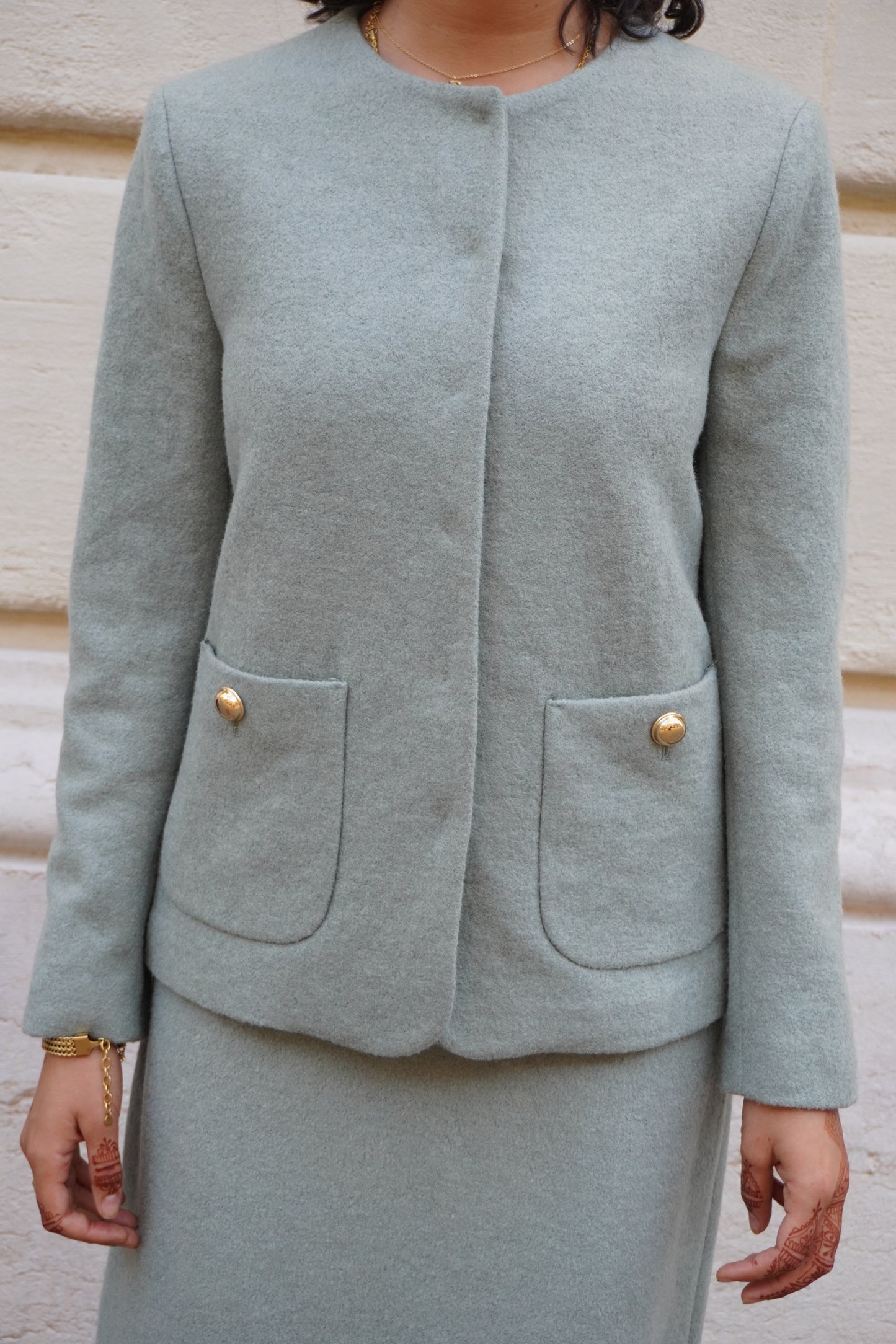 Tailleur jupe vert d'eau - Ensemble tailleur jupe - Tailleur jupe laine - Blazer vert d'eau - Jupe longue - Jupe mastoura - Blazer structuré - Tenue élégante - Look sophistiqué - Style intemporel - Mode femme - Vêtement femme - Tenue formelle - Tenue habillée - Look chic - Style moderne - Vêtement raffiné - Duo raffiné - Jupe avec fente discrète - Fermeture innovante - Plis jupe - Texture jupe - Caractère unique - Détails de style - Confection soignée - Mode modeste - Modest fashion - Vêtement pudique -