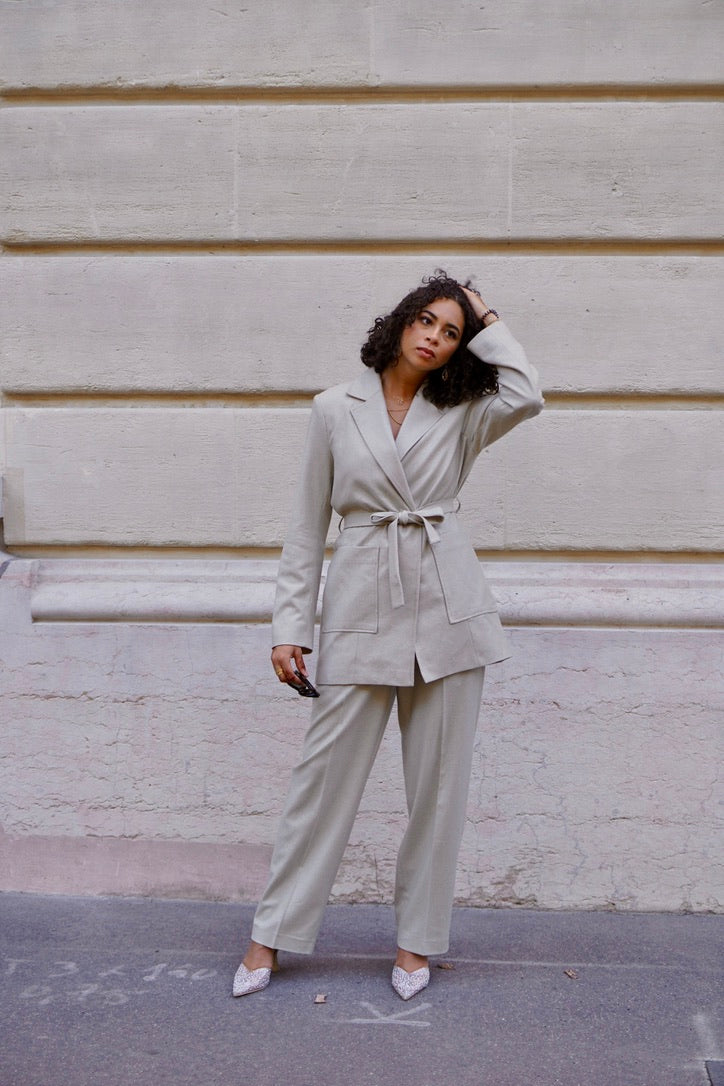 Tailleur laine beige - Ensemble tailleur beige - Tailleur pantalon beige - Blazer beige - Pantalon beige - Tenue beige - Look beige - Style beige - Blazer avec ceinture - Blazer ceinturé - Ceinture blazer - Blazer en laine - Pantalon en laine - Tenue en laine - Look en laine - Style en laine - Tenue élégante - Look sophistiqué - Style intemporel - Mode femme - Vêtement femme - Tenue formelle - Tenue habillée - Look chic - Style moderne - Vêtement raffiné - Confection soignée - Coupe structurée - Pantalon dr