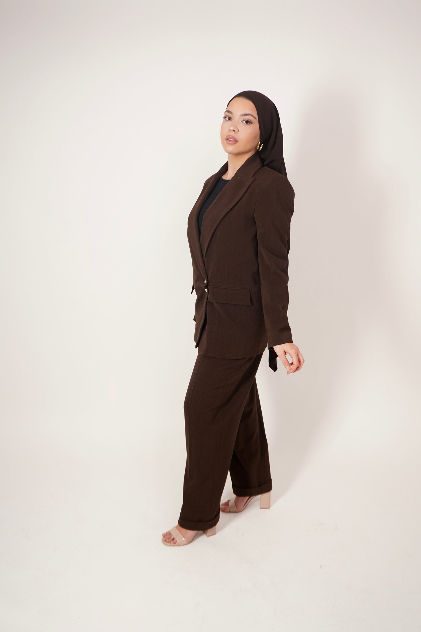 ailleur marron - Ensemble tailleur marron - Tailleur deux pièces - Blazer marron - Pantalon tailleur marron - Tenue femme marron - Vêtement femme marron - Mode femme marron - Style tailleur marron - Look tailleur marron - Tenue élégante marron - Vêtement sophistiqué marron - Tailleur chic marron - Tailleur tendance marron - Tailleur moderne marron - Tailleur classique marron - Tailleur intemporel marron - Blazer double boutonnage - tailleur hijab - tailleur modeste - Marron clair - Marron foncé - Mode pudiq