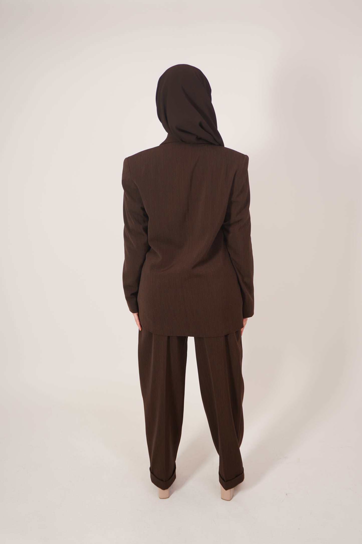 ailleur marron - Ensemble tailleur marron - Tailleur deux pièces - Blazer marron - Pantalon tailleur marron - Tenue femme marron - Vêtement femme marron - Mode femme marron - Style tailleur marron - Look tailleur marron - Tenue élégante marron - Vêtement sophistiqué marron - Tailleur chic marron - Tailleur tendance marron - Tailleur moderne marron - Tailleur classique marron - Tailleur intemporel marron - Blazer double boutonnage - tailleur hijab - tailleur modeste - Marron clair - Marron foncé - Mode pudiq