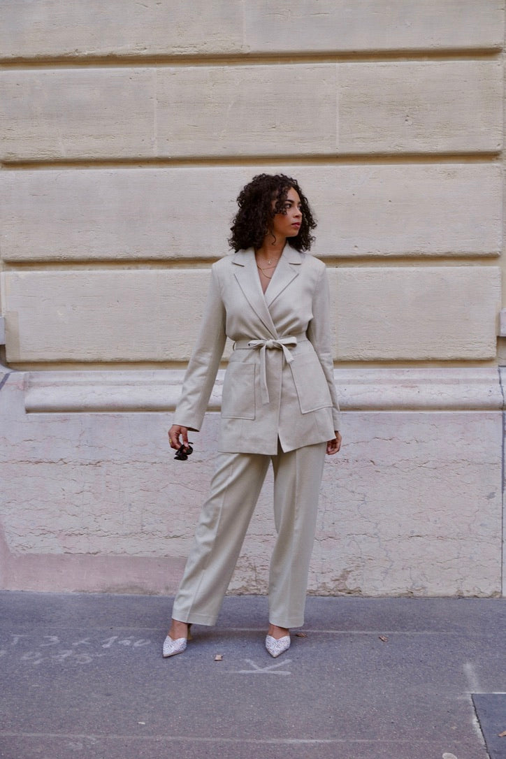 Tailleur laine beige - Ensemble tailleur beige - Tailleur pantalon beige - Blazer beige - Pantalon beige - Tenue beige - Look beige - Style beige - Blazer avec ceinture - Blazer ceinturé - Ceinture blazer - Blazer en laine - Pantalon en laine - Tenue en laine - Look en laine - Style en laine - Tenue élégante - Look sophistiqué - Style intemporel - Mode femme - Vêtement femme - Tenue formelle - Tenue habillée - Look chic - Style moderne - Vêtement raffiné - Confection soignée - Coupe structurée - Pantalon dr