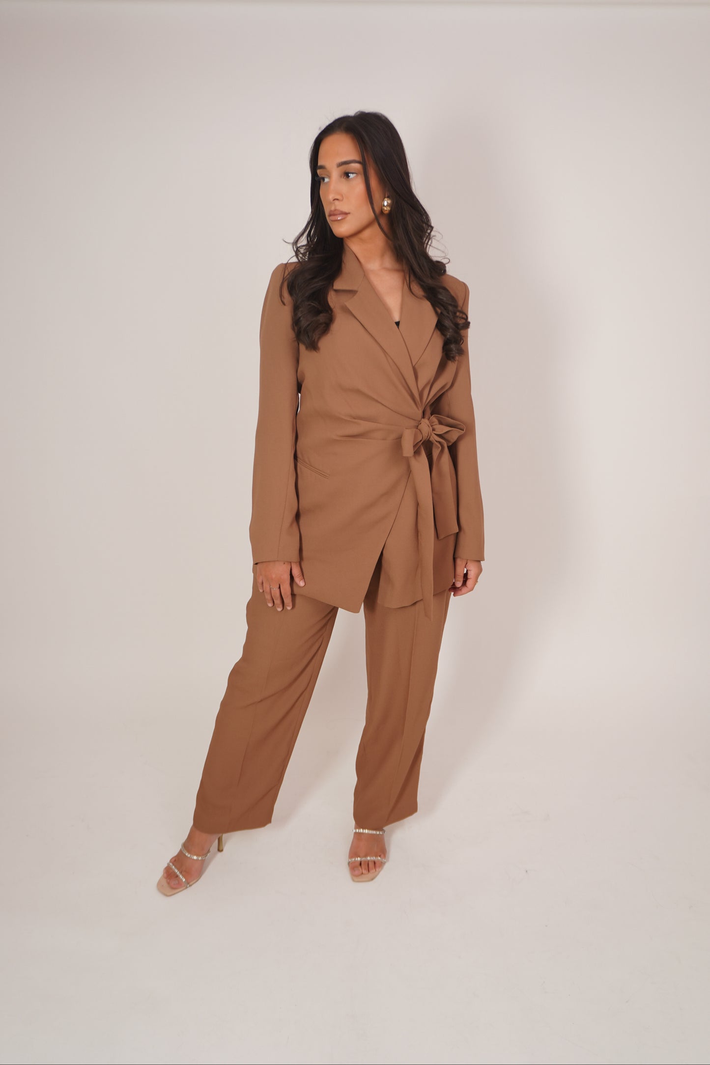 Tailleur camel - Ensemble tailleur camel - Tailleur pantalon camel - Blazer camel - Pantalon camel - Tenue camel - Look camel - Style camel - Blazer avec nœud - Blazer à nouer - Nœud blazer - Tenue élégante - Look sophistiqué - Style intemporel - Mode femme - Vêtement femme - Tenue formelle - Tenue habillée - Look chic - Style moderne - Vêtement raffiné - Confection soignée - Coupe structurée - Pantalon droit - Taille haute pantalon - Mode modeste - Modest fashion - Vêtement pudique - Tenue mastoura - Style