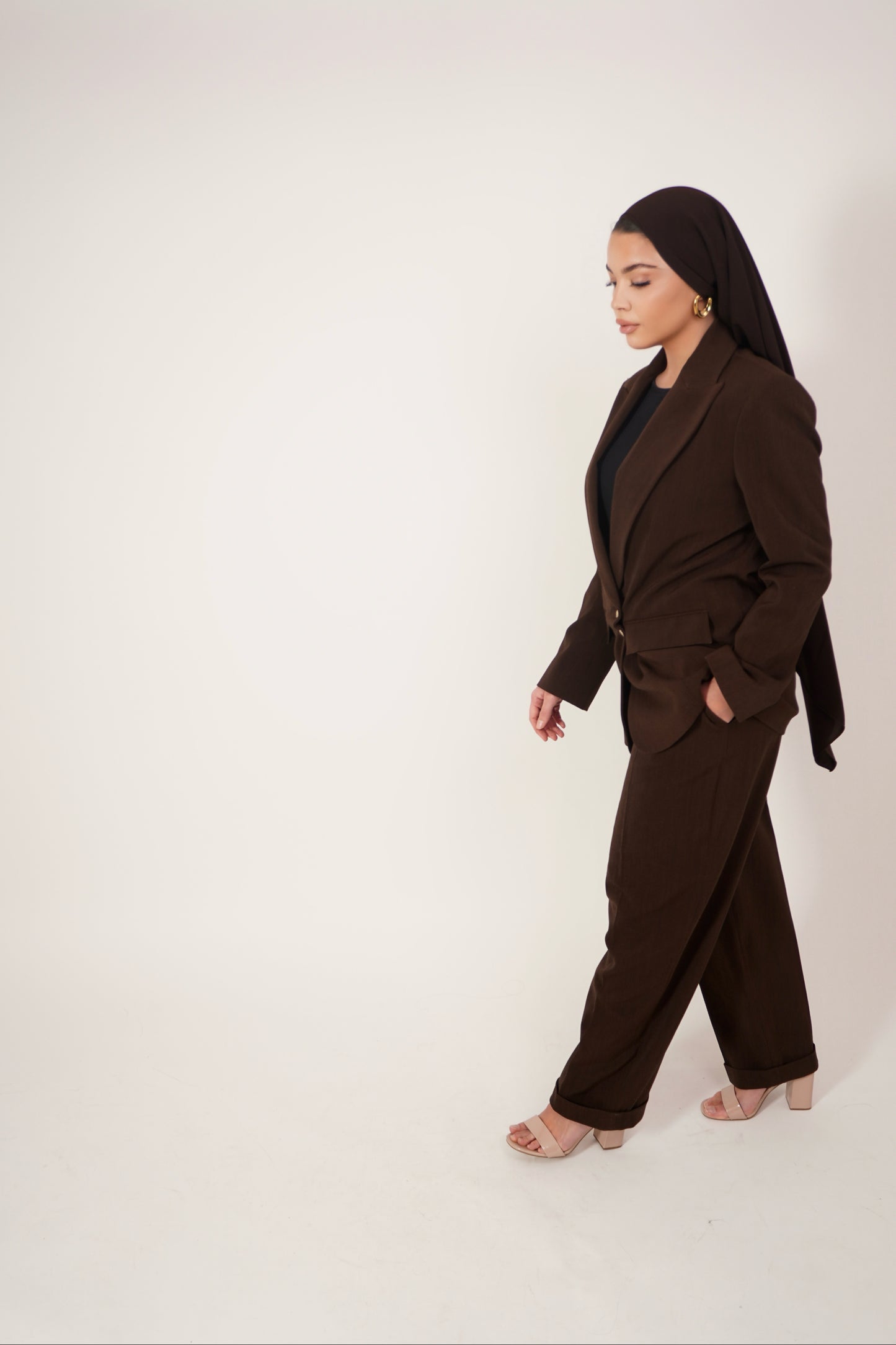 ailleur marron - Ensemble tailleur marron - Tailleur deux pièces - Blazer marron - Pantalon tailleur marron - Tenue femme marron - Vêtement femme marron - Mode femme marron - Style tailleur marron - Look tailleur marron - Tenue élégante marron - Vêtement sophistiqué marron - Tailleur chic marron - Tailleur tendance marron - Tailleur moderne marron - Tailleur classique marron - Tailleur intemporel marron - Blazer double boutonnage - tailleur hijab - tailleur modeste - Marron clair - Marron foncé - Mode pudiq