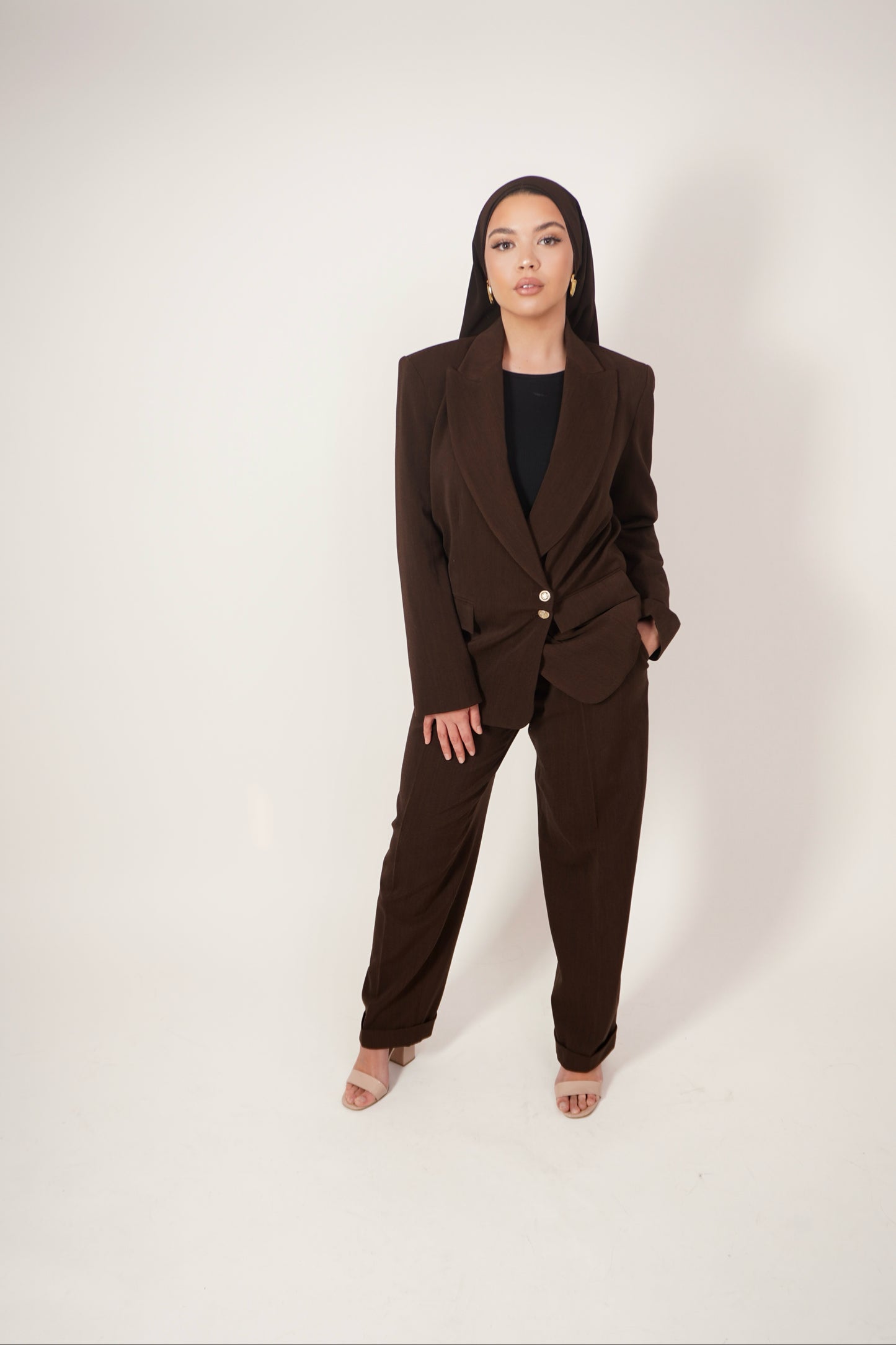 ailleur marron - Ensemble tailleur marron - Tailleur deux pièces - Blazer marron - Pantalon tailleur marron - Tenue femme marron - Vêtement femme marron - Mode femme marron - Style tailleur marron - Look tailleur marron - Tenue élégante marron - Vêtement sophistiqué marron - Tailleur chic marron - Tailleur tendance marron - Tailleur moderne marron - Tailleur classique marron - Tailleur intemporel marron - Blazer double boutonnage - tailleur hijab - tailleur modeste - Marron clair - Marron foncé - Mode pudiq