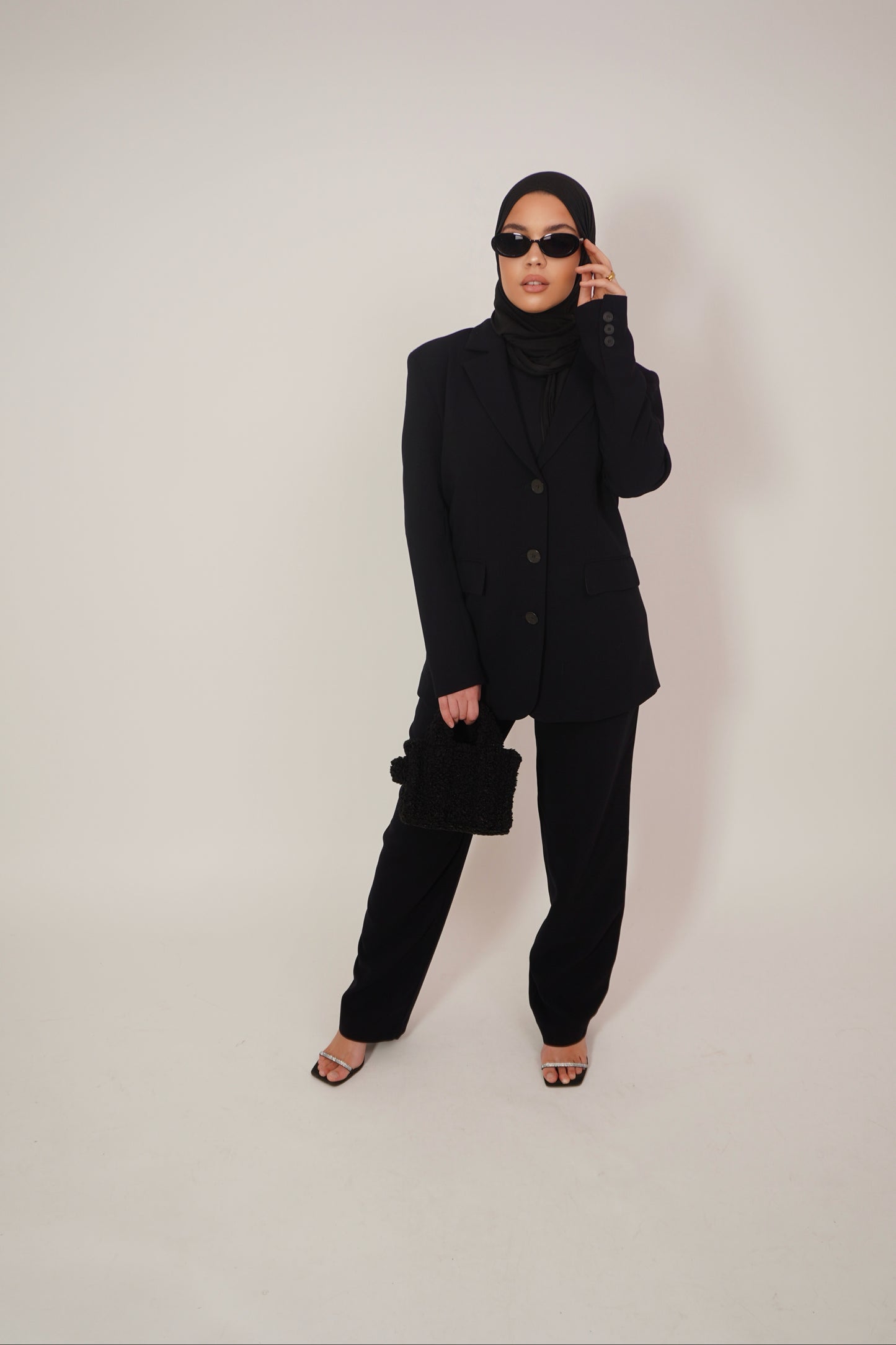 Tailleur - Tailleur femme - Ensemble tailleur - Costume femme - Ensemble tailleur femme - Tailleur pantalon - Tailleur oversize - Tailleur ample - Tailleur confortable - Tailleur sophistiqué - Tailleur élégant - Tailleur chic - Tailleur tendance - Mode modeste - Modest fashion - Vêtement pudique - Tenue mastoura - Style hijab - Mode islamique - Vêtement musulman - Tenue couvrante - Mode éthique - Vêtement respectueux - Ensemble hijab - Tenue pour femme musulmane - Style modeste et élégant