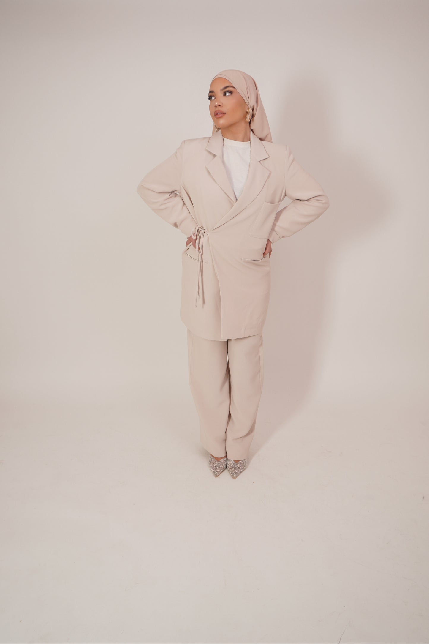 Tailleur beige - Ensemble tailleur - Tailleur femme - Ensemble femme - Veste de tailleur - Pantalon de tailleur - Veste longue - Pantalon large - Tenue formelle - Vêtement femme - Mode femme - Nouvelle collection - Tendance mode - Vêtements femme - Mode féminine - Habillement femme - Prêt-à-porter femme - Tailleur pour femme - Ensemble tailleur femme - Tailleur pantalon - Costume femme - Tailleur élégant - Tailleur chic - Tailleur tendance - Tailleur moderne - Tailleur classique - Tailleur intemporel - Look